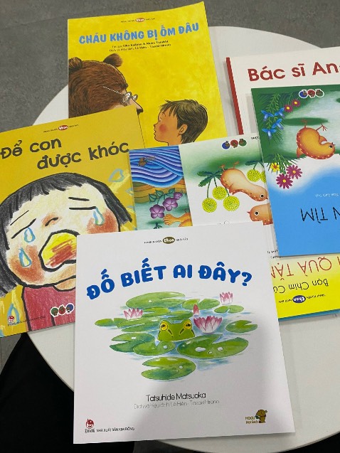 Nhà mình đã có cũng nhiều sách của ehon rồi đấy nhưng sách của shop lúc nào cũng có nét độc đáo nhất, bé rất phối hợp với mình để nghe mình đọc.