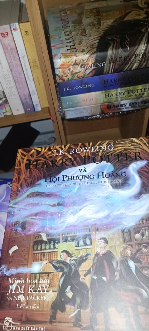 Cảm giác mỗi tập độ dày tăng gấp đôi,🤣🤣🤣 sách rất đẹp, đóng gói RẤT KĨ , lấy cái thùng to gấp 3 cuốn sách đóng gói là biết kĩ thế nào rồi, 10đ cho nhà sách, mong là sẽ ra 2 tập sau sớm hơn