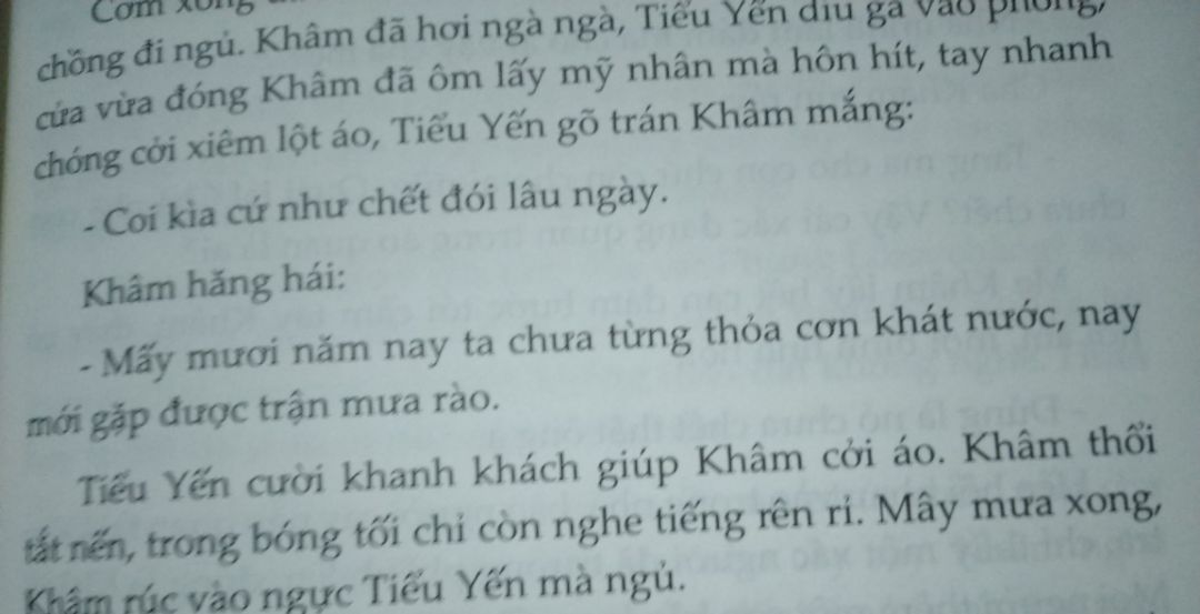 Trước khi mua sách, những mong đây sẽ là cuốn sách mang màu sắc chủ đạo dị thường huyền bí, lại pha chêm màu sắc tín ngưỡng dân gian. Nhưng sau khi đọc một thời gian, tôi thấy thật không hài lòng, bất mãn để lại vài dòng bình phẩm như sau:

Truyện có một điều làm tôi rất không vừa ý đó là quá làm nổi bật dục tính của đàn ông, bởi hầu hết các truyện ngắn trong cuốn sách này đều có tình tiết nam - nữ, người - ma giao hợp, thậm chí nhiều đầu truyện lấy chuyện hoan lạc ấy làm nút thắt cho cốt truyện.

Càng đọc về cuối cuốn sách tôi thất vọng mà ngờ vực rằng liệu mình đang đọc những tạo tác văn học huyền bí hay chỉ là những mẩu truyện dâm đãng trá hình?


Nói chung, nội dung của cuốn sách khác nhiều với những hình dung ban đầu của tôi sau khi đọc phần giới thiệu ở bìa sách. 

Vậy nên tôi để lại vài dòng trên những mong các bạn hình dung được cuốn sách mình muốn mua.