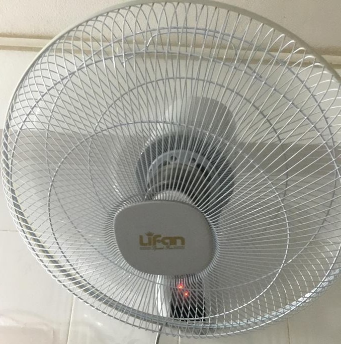 Cái đầu tiên mình mua về bị lỗi remote, nhắn tin phản hồi Tiki hôm sau xuống lấy hàng liền (mình còn làm mất thùng nữa chứ). Qua hôm sau nữa thì đem cái mới xuống đổi cho mình. Quạt có nhiều chế độ, mát vừa phải, không quá mạnh. Nói chung mình hài lòng về sản phẩm và đặc biệt là sự hỗ trợ từ phía Tiki nên cho 5 sao. Cái đầu tiên mình mua về bị lỗi remote, nhắn tin phản hồi Tiki hôm sau xuống lấy hàng liền (mình còn làm mất thùng nữa chứ). Qua hôm sau nữa thì đem cái mới xuống đổi cho mình. Quạt có nhiều chế độ, mát vừa phải, không quá mạnh. Nói chung mình hài lòng về sản phẩm và đặc biệt là sự hỗ trợ từ phía Tiki nên cho 5 sao.