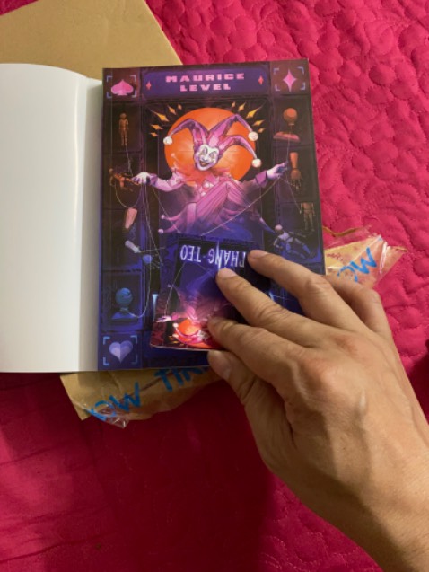 Đã nhận hàng, đóng gói cẩn thận, sách đẹp lạ, nd nghe đồn hay nhưng phải đọc mới biết được.
Khoe nhẹ với bà kon là trúng quân rô, hên quá!