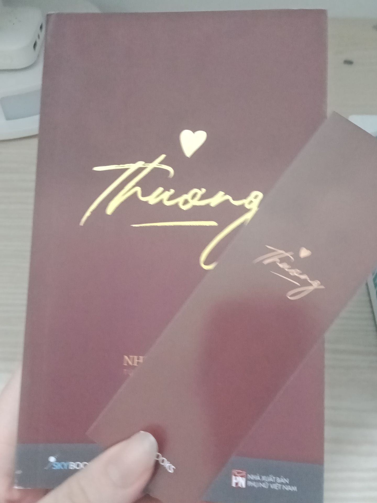 sách về cũng ổn. cao 17cm rộng 10cm dày 1cm. dù là lần đầu nhưng mình khá tin tưởng khi đặt tiki. nhưng yêu cầu lần sau tiki có gói sách thì làm ơn bao thêm cái bao bóng (hình ở cmt) chứ có cái mép sách nó bị sứt ra và mình ko muốn tình trạng đó 1 lần nữa nhé. ngoài ra sách trong còn bị nhăn bẩn mất chục trang tình trạng tệ vậy. mình muốn đổi trả ngay😠