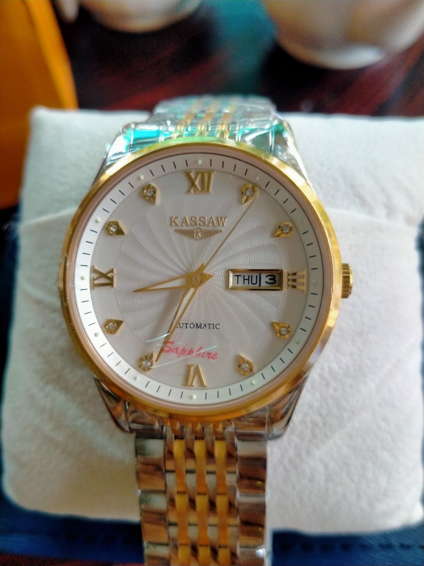 đồng hồ rất đẹp, số hiệu rõ ràng máy đúng như giới thiệu, dây chắc chắn, máy hoạt động êm.