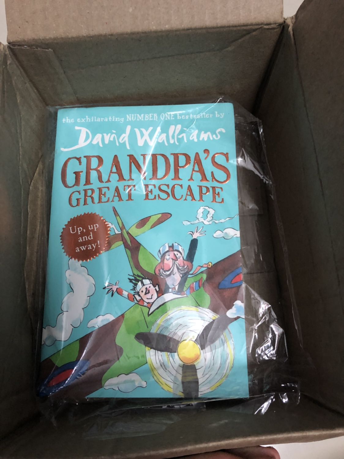 Nếu ai đọc sách sẽ biết cảm giác nâng niu từng cuốn sách của mình đọc. Nhưng có lẽ Tiki đã quên đi giá trị của sách sau ngần ấy năm. Tiki bắt đầu thương mại hoá thương hiệu của mình, những mặt hàng cũng ngày càng đa dạng hơn nhưng mình không chắc về việc dịch vụ và sản phẩm được quan tâm nhiều hơn.
Bỏ gần 200k để mua 1 cuốn sách với trang giấy rách, nhiều trang bị gấp nếp (điều mình vô cùng kị khi đọc bất kì loại sách truyện nào).
Hơn nữa, ngoài sách đc bao bọc bằng 1 bịch ni lông bị rách toạt???? Tại sao phải để như vậy nếu bịch ni lông đã k còn mới mẻ và bị rách? Một cuốn sách 177k có nên cần 1 bao ni lông cũ như vậy không?
Thật sự rất mất lòng khách hàng. 
Những sản phẩm sách trước đây mình mua cũng đã từng bị như vậy nhưng mình nghĩ chỉ là lâu ngày gặp. Nhưng có vẻ tiki đang nhập về nhiều sách cũ và lỗi để đưa đến tay người dùng ???