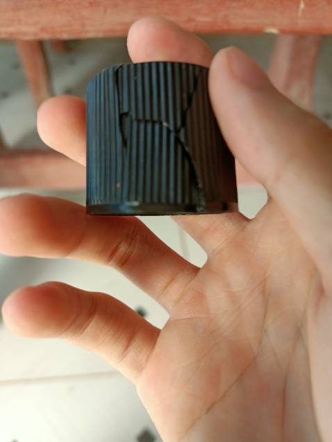 Cận tết giao hàng lâu, sản phẩm bị bể nắp còn lại không bị gì hết. Hàng tốt.