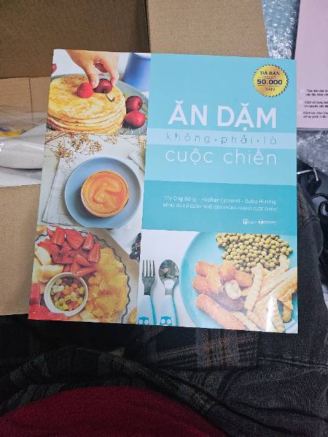 Sách dày lắm ... In màu...có nhiều thực đơn và xông thức nấu ăn cho bé... Hướng dẫn cha mẹ trong quá trình ăn dặm của bé