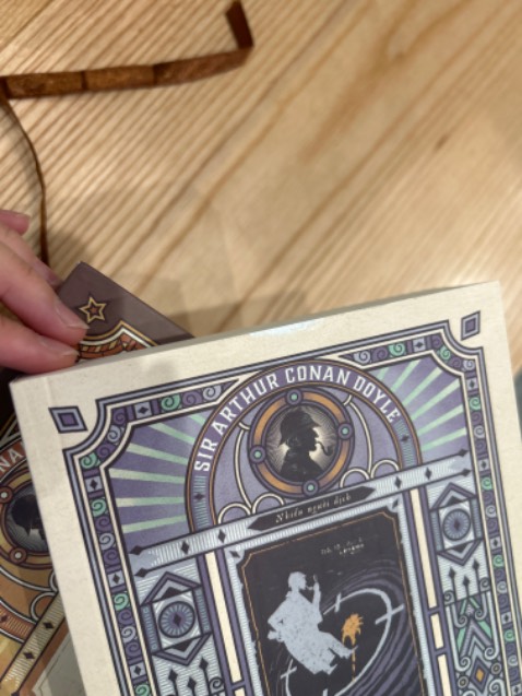 Phần keo bị dính vào bìa sách bị mất thẩm mĩ, bìa sách bị rách