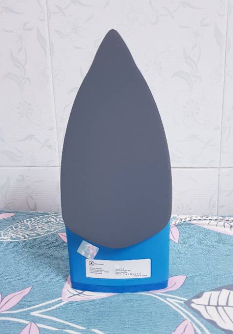 Bàn ủi thiết kế gọn nhẹ, rất phù hợp với phái nữ. Kiểu dáng đẹp, màu sắc trang nhã. Công suất 1300w đủ để ủi tất cả các loại trang phục thường ngày. Nhân viên Nguyễn Kim giao hàng nhanh chóng, tận tâm, chuyên nghiệp. Đơn hàng giá trị rất nhỏ, nhưng vẫn được phục vụ với thái độ tốt nhất.