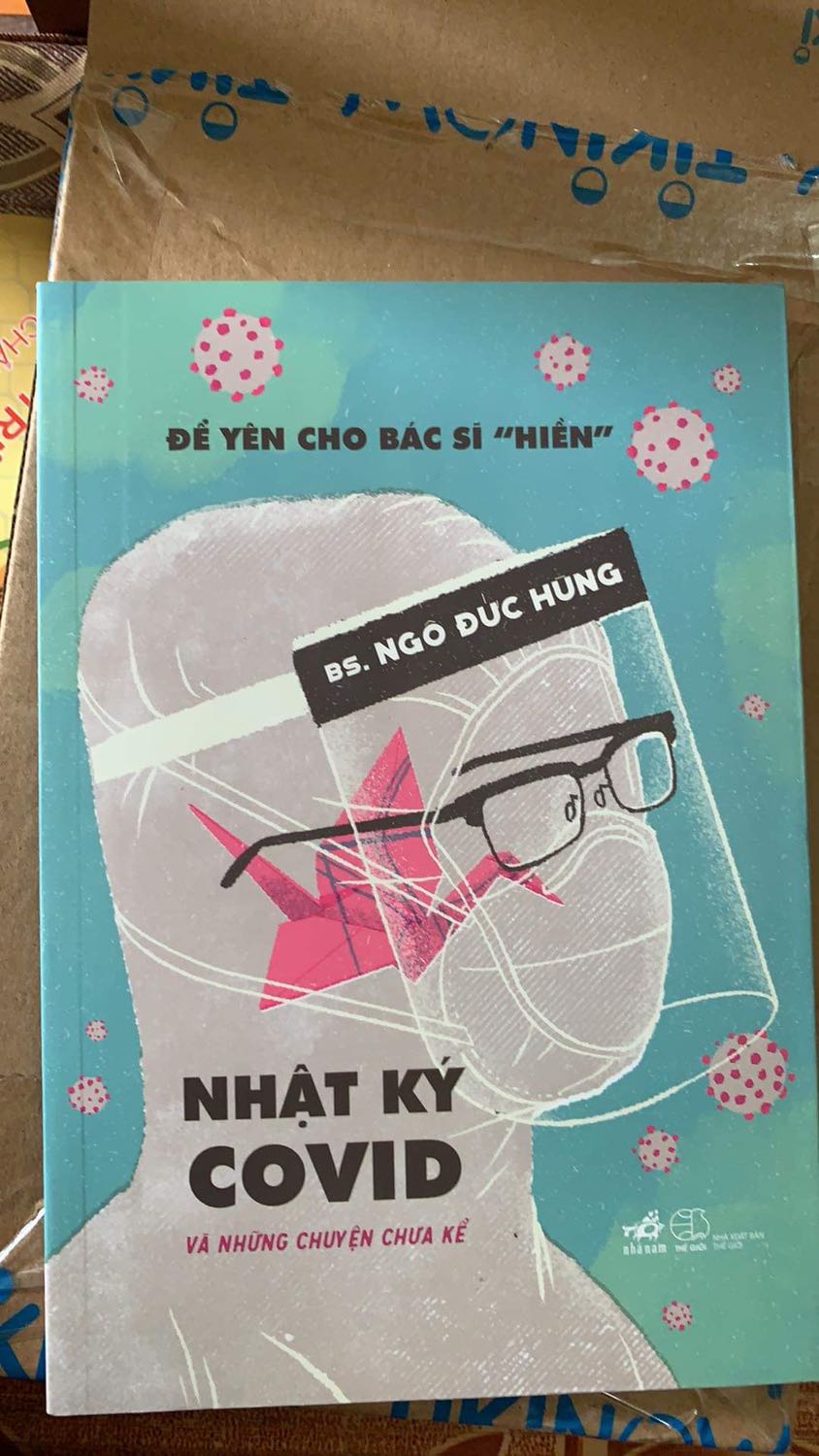 Giao hàng siêu nhanh, đặt tối qua mà trưa nay đã có. Tuy nhiên BỌC HÀNG CỰC KÌ ẨU, không có bọc chống sốc, không có seal, chỉ cho sách vào hộp và giao. May mắn là sách của mình không sao, nên vẫn cho Tiki 5 sao . Tiki nên cải thiện khoản bọc hàng, vì rất nhiều người đã kêu ca vấn đề này rồi. 
Nội dung sách thì hay khỏi bàn, vì trước đây mình đã mua Để yên cho bác sĩ hiền của Bác sĩ Hùng rồi, rất hay Giao hàng siêu nhanh, đặt tối qua mà trưa nay đã có. Tuy nhiên BỌC HÀNG CỰC KÌ ẨU, không có bọc chống sốc, không có seal, chỉ cho sách vào hộp và giao. May mắn là sách của mình không sao, nên vẫn cho Tiki 5 sao . Tiki nên cải thiện khoản bọc hàng, vì rất nhiều người đã kêu ca vấn đề này rồi. 
Nội dung sách thì hay khỏi bàn, vì trước đây mình đã mua Để yên cho bác sĩ hiền của Bác sĩ Hùng rồi, rất hay