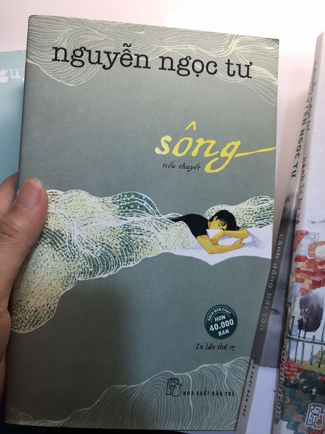 Hầu hết sách của mình đều mua của Tiki Trading, vì shop có rất nhiều đầu sách, giá cả cũng phải chăng
Tuy nhiên, mình chưa hài lòng lắm với cách đóng gói sản phẩm của shop, gáy và viền sách hầu như đều bị gãy và nhăn
Hy vọng trong tương lai gần Tiki Trading sẽ cải thiện quy trình đóng gói sản phẩm, giúp bảo quản sách đẹp hơn