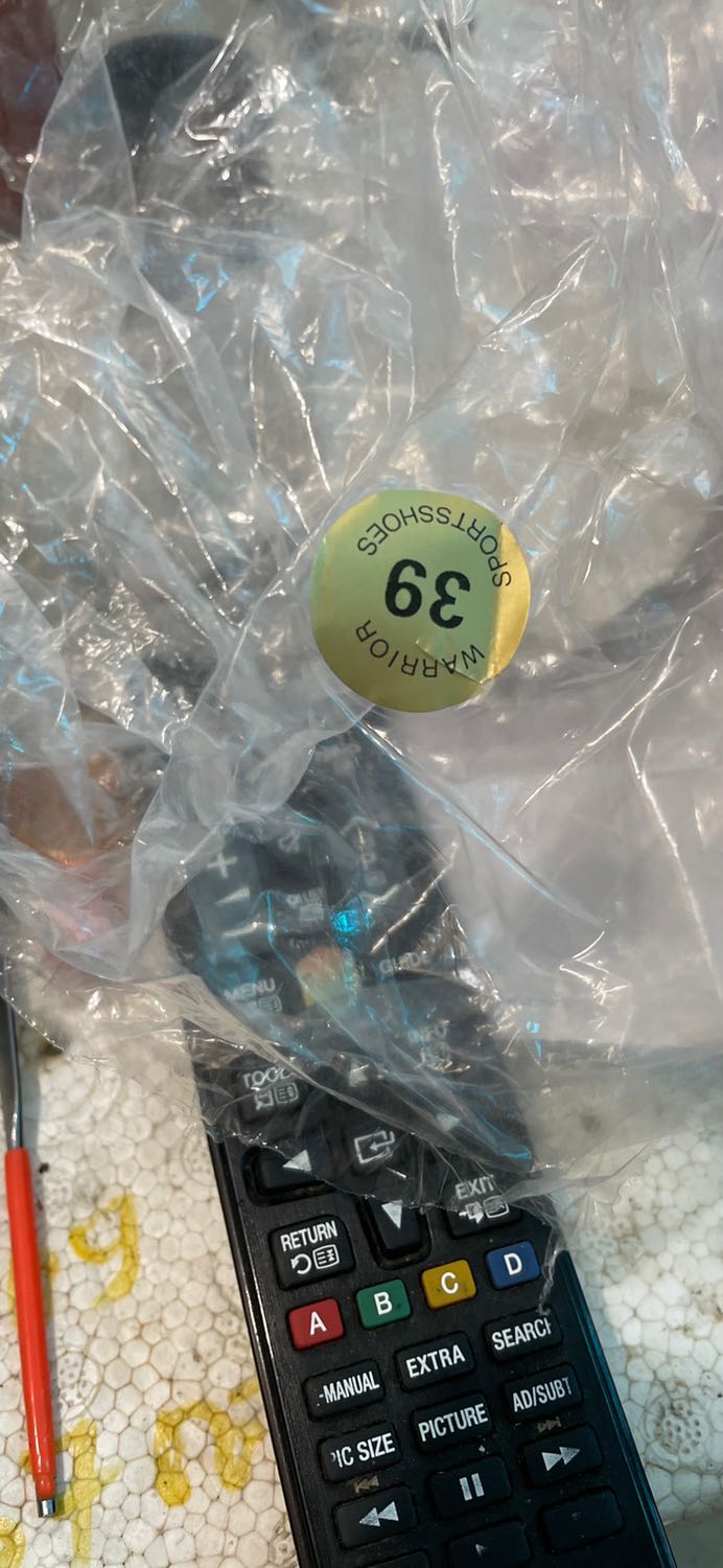 Shop giao lộn size ! Bên ngoài bao bì size 39 
Bên trong là size 40