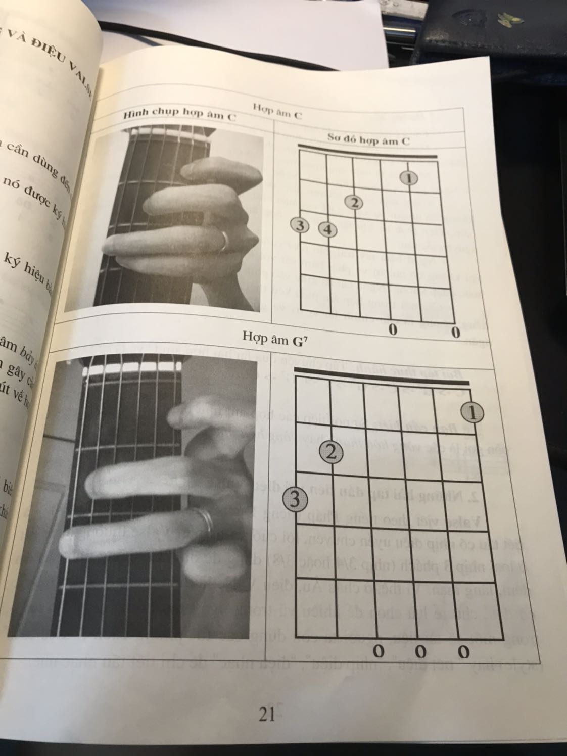 Sách khá hay. Chi tiết về bấm hợp âm. 1 chút nhạc lý cơ bản. Có cả phần hướng dẫn chi tiết cách đánh theo ngón lẫn quạt chả. Rất phù hợp cho các bạn mới tập chơi từ đầu. 
Có cả Link nghe audio bài đánh để tập đánh theo. 
Học xong quyển này mình sẽ mua thêm 2 quyển tiếp theo nữa của cùng nhà xuất bản này!
Các bạn muốn học chuyên sâu nhạc lý thì nên mua thêm quyển:
Tự học nhạc lý cơ bản của Phạm Hương Hoa