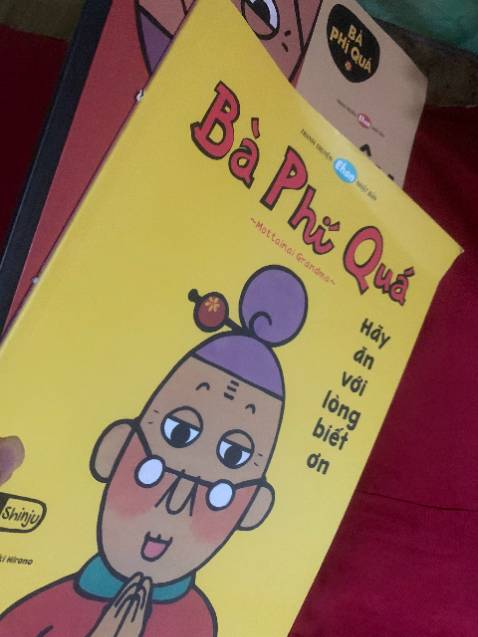 Mua sách đọc cho con xong cứ đến kúc ăn cơm thấy lười ăn là cứ trêu con là bà phí quá đang đến đấy là ăn hết đồ ngay