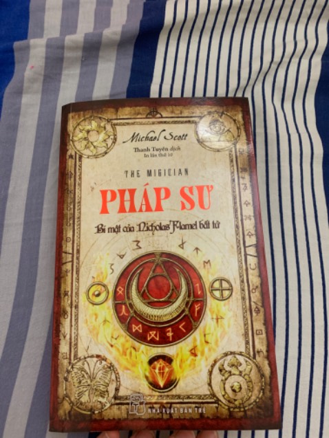 Cốt truyện hấp dẫn, mà chất lượng in hơi thấp, nhiều trang bị mờ, không biết có phải sách lậu hay không nữa. Chưa đọc Yêu Nữ nên chưa đánh giá dc