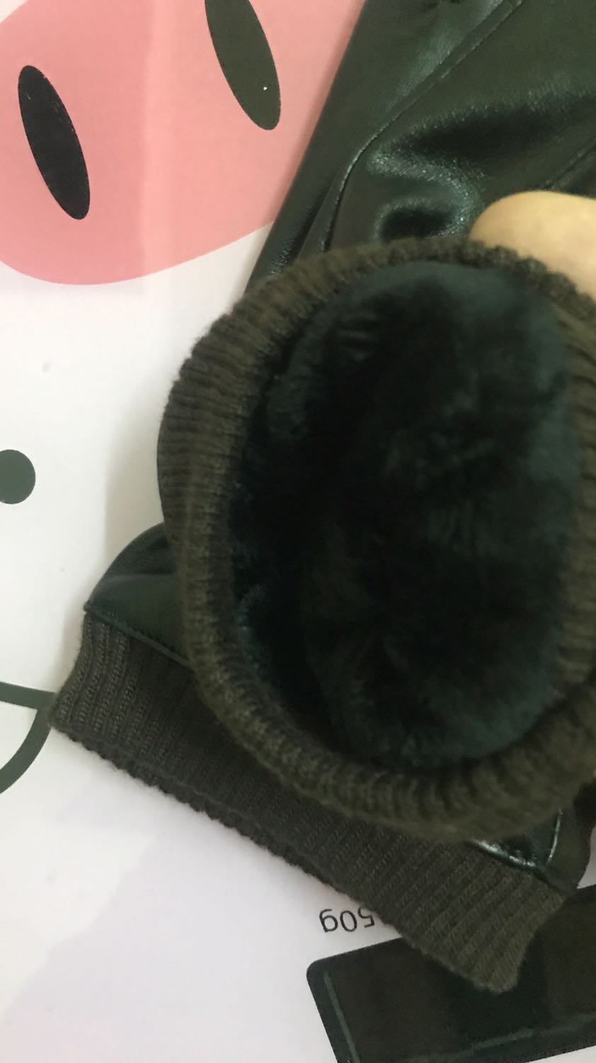 Găng tay da mềm. Bên trong có lớp lót mềm đeo thích ghê. Da chất hàng ok khỏi chê. Hàng mua trên tiki thấy chọn lọc hơn ít lỗi hơn các sàn khác. Càng mua càng thấy tin tưởng hơn. Ah sản phẩm vuốt điện thoại cảm ứng quá nuột luôn nữa ấy. Sẽ tiếp tục ủng hộ shop nếu có nhu cầu. Cảm ơn shop.