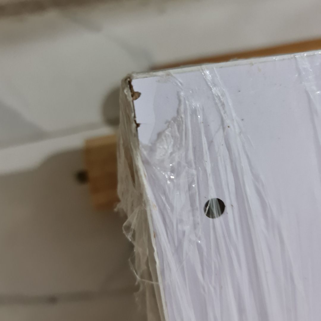 dịch vụ hỗ trợ quá tệ. Shop gửi bàn bị xước tùm lum. Nhắn tin shop thì mấy ngày trả thấy trả lời. nhắn mãi rồi shop mới nhả được 1 tin. Xong shop khóa luôn,hoặc shop chặn khách. cảm giác bị ***. Đợi mãi chả thấy đâu chán chấp nhận xước xát xấu bỏ ra lắp, thì thấy số đt hỗ trợ của shop, gọi điện  shop bảo gửi ảnh qua ***, gửi xong cũng mất hút. Ít ra cũng nên xin lỗi khách 1 câu. Nói chung rất không hài lòng.