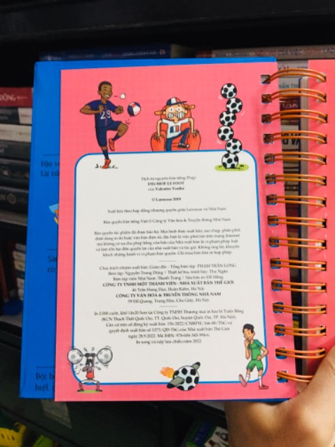Sách bìa & ruột đều là giấy ép cứng, gáy đóng lò xo rất chắc chắn. Nội dung là những câu hỏi đáp về các sự kiện & lịch sử bóng đá, có cả những vấn đề đời tư, thành tích của cầu thủ cũng rất thất vị.
Quyển sách thật sự rất hay & đẹp để làm quà sinh nhật cho các chú bé yêu bóng đá