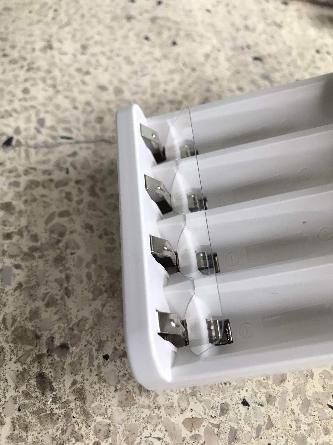 Hài lòng. 

Đóng gói cẩn thận nhưng cũng bầm dập (hộp bưu kiện) khi từ Hà Nội vào tới miền nam. Sản phẩm không bị ảnh hưởng và đúng như mô tả. Hộp sản phẩm còn nguyên vẹn, hàng chính hãng. 

Đặt hàng tháng 11/2021 trong khi sản phẩm sản xuất vào tháng 06/2021.

Được tặng kèm hộp đựng pin.

Pin trong sản phẩm sử dụng được ngay không cần phải sạc lại (mức vàng).

Sẽ đánh giá lại độ bền sau thời gian sử dụng.

Giao hàng trễ một ngày so với dự kiến.