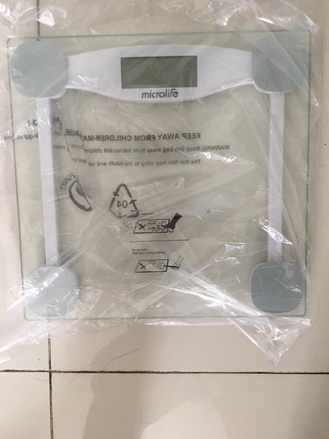 cân mới dùng 2 tuần đã nhảy sai số lung tung. hàng thụy sỹ sản xuất đài loan mà chất lượng quá kém.