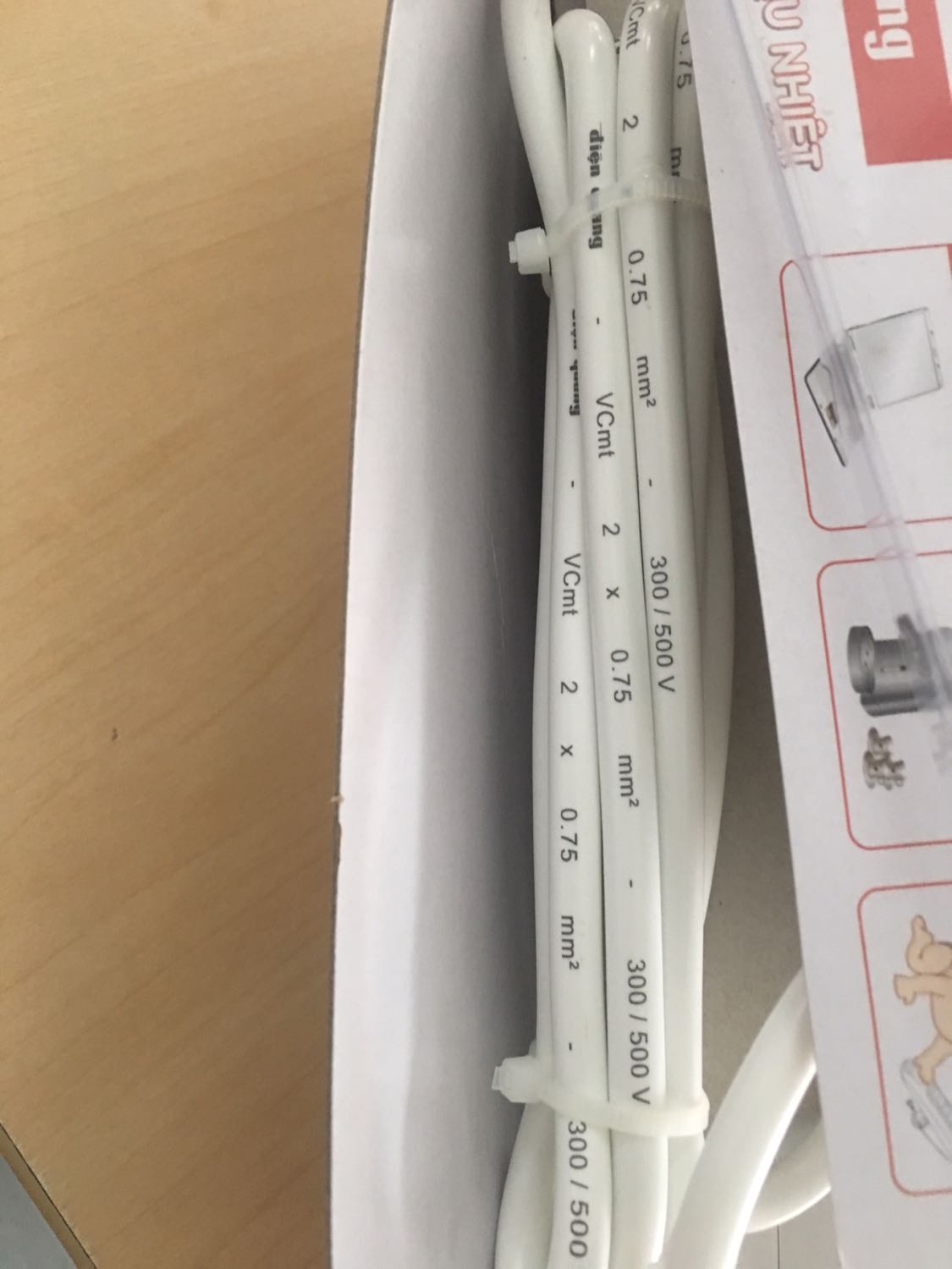 Hàng đóng gói cẩn thận, sản phẩm chắc chắn, tiện lợi vì có cái lổ phía sau để treo tường, khoá an toàn, sạc usb. Mình dán thêm vài em sticker cho thêm long lanh, dễ thương cực luôn.