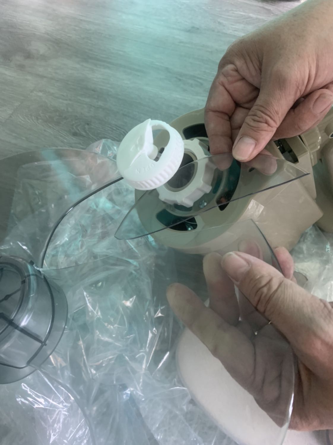 Mình nhận hàng nhưng do đi công tác hôm nay mới mở thùng hàng để lắp thì quạy bị vỡ cánh và nắp chụp bị vỡ như hình. Quá thất vọng về chất lượng sản phẩm. Mình nhận hàng nhưng do đi công tác hôm nay mới mở thùng hàng để lắp thì quạy bị vỡ cánh và nắp chụp bị vỡ như hình. Quá thất vọng về chất lượng sản phẩm.