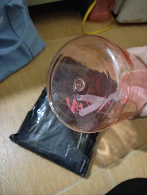 Theo mô tả thì sản phẩm chất liệu nhựa cao cấp an toàn mà về check lại là nhựa pc7 rất độc hại, giờ ko dám dùng luôn.