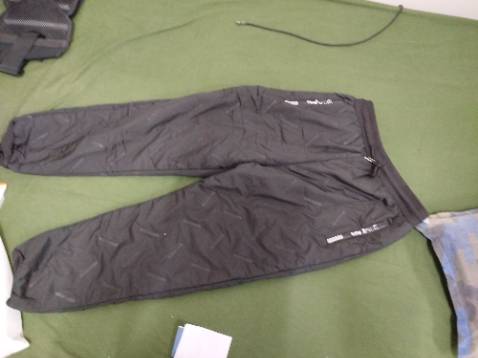 Chất liệu tốt, kiểu dáng và kích cỡ khá ổn. Tuy nhiên mình mua cỡ 4XL là cỡ to nhất mà cũng chỉ vừa với mình (1m64-80kg) nếu gặp người béo hơn thì quần này sẽ chật. Cá nhân mình mặc thì thấy đũng quần hơi thấp, nên việc dạng chân khi ngồi ăn cơm hay leo lên yên sau xe máy sẽ bị ảnh hưởng, dễ rách. Phù hợp với nữ giới hơn nam giới vì phom quần nhỏ