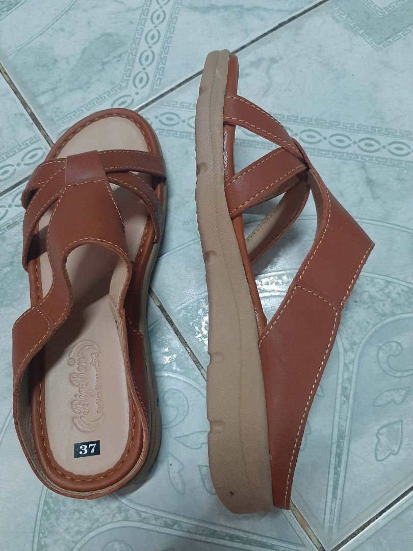 Giao hàng nhanh. Dép như hình, đúng size mang vừa vặn. Mn nên mua