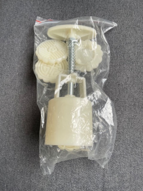 Giao không đúng hàng.
Đặt mua một cái khuôn tròn và một cái khuôn vuông. 
Giao hai khuôn tròn lớn và nhỏ!