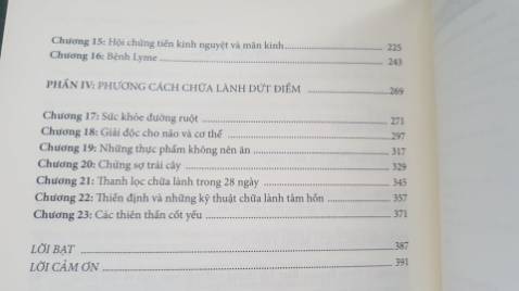 Cuốn màu xanh dương:
Đầu sách là kể lại câu chuyện của tác giả với "Hồn"- người kết nối với ông và đưa ra các chỉ dẫn y khoa. Đây là câu chuyện của tác giả, và các bạn có quyền không tin. Nhưng đối với mình, thế giới này luôn tồn tại những điều thiêng liêng. Sau đó, tác giả giải thích các căn bệnh mà khoa học chưa tìm ra nguyên nhân và cách điều trị. Do mình không có các triệu chứng đó nên mình lướt qua thôi. Chương cuối là các phương pháp chữa lành cơ thể, giải độc và có thực đơn thanh lọc. Bạn sẽ biết thực phẩm nào nên - không nên ăn và có những lựa chọn phù hợp. Ông còn giới thiệu những thiên thần giúp ích cho cơ thể ta và cách tiếp cận họ.
Tổng kết: Nhiều kiến thức quý giá! Cuốn này là tiền đề cho những cuốn tiếp theo.
Cuốn màu vàng:
Bạn sẽ biết về Tứ bất dung thứ. Thời đại chúng ta tiếp xúc với quá nhiều thứ độc hại và nó đang tàn phá cơ thể ta. Phần chính của cuốn sách này, ông sẽ giới thiệu Bộ tứ thần thánh: trái cây, rau củ, thảo mộc&gia vị, thực phẩm dại. Những thực phẩm này được giới thiệu theo tên từng thực phẩm, trong đó gồm: lợi ích, nên áp dụng với căn bệnh triệu chứng nào, bài học cảm xúc và tinh thần, lời khuyên khi dùng nó và 1 công thức chế biến thật ngon và dinh dưỡng. 
Mình nhận ra có rất nhiều rau trái gần gũi mình nhưng lại có những ích lợi không ngờ tới như vậy. Từ đó mình đã lựa chọn các thực phẩm trên vào cuộc sống hằng ngày.  Phần cuối, ông giới thiệu những thiên thần liên quan đến thực phẩm và hướng dẫn cách kết nối với họ.
Rấttttttt mongggggg mọi người ai cũng có một quyển sách này bên mình vì nó quá là bổ ích!!!!!! Điều thần thánh hơn nữa là quyển sách này giúp mình dễ ngủ hơn, nên giờ ngày nào mình cũng ôm nó đi ngủ ^^ 
Mình sẽ mua cho đủ 5 cuốn luôn