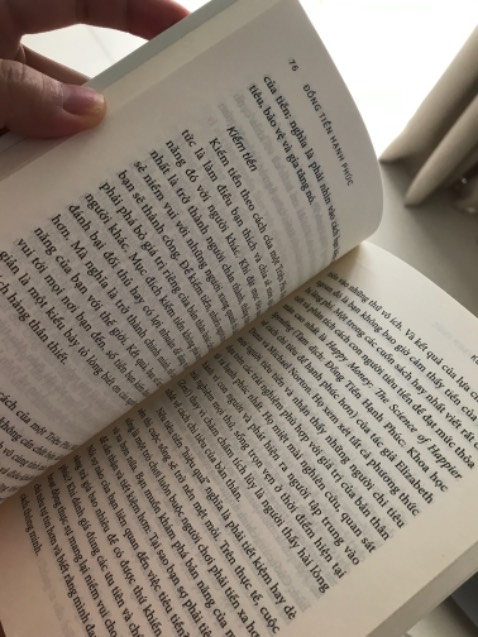 Sách đến được bọc trong giấy kính rất cẩn thận. Được một anh bạn học và đào tạo về tài chính cá nhân giới thiệu cuốn này. Không chỉ là về tiền, cuốn sách còn là về triết lý và lối sống!