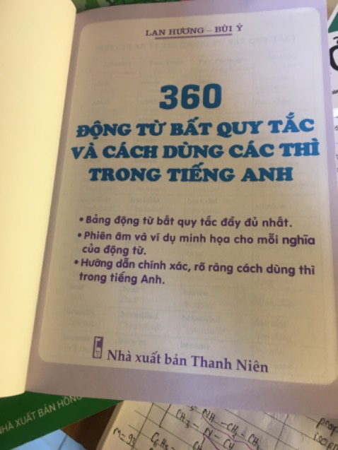Sách rất đẹp màu sắc cũng hài hoà làm cho người đọc tiếng anh dễ tiếp thu và những từ ngữ được chia rất đúng sách rất bổ ich