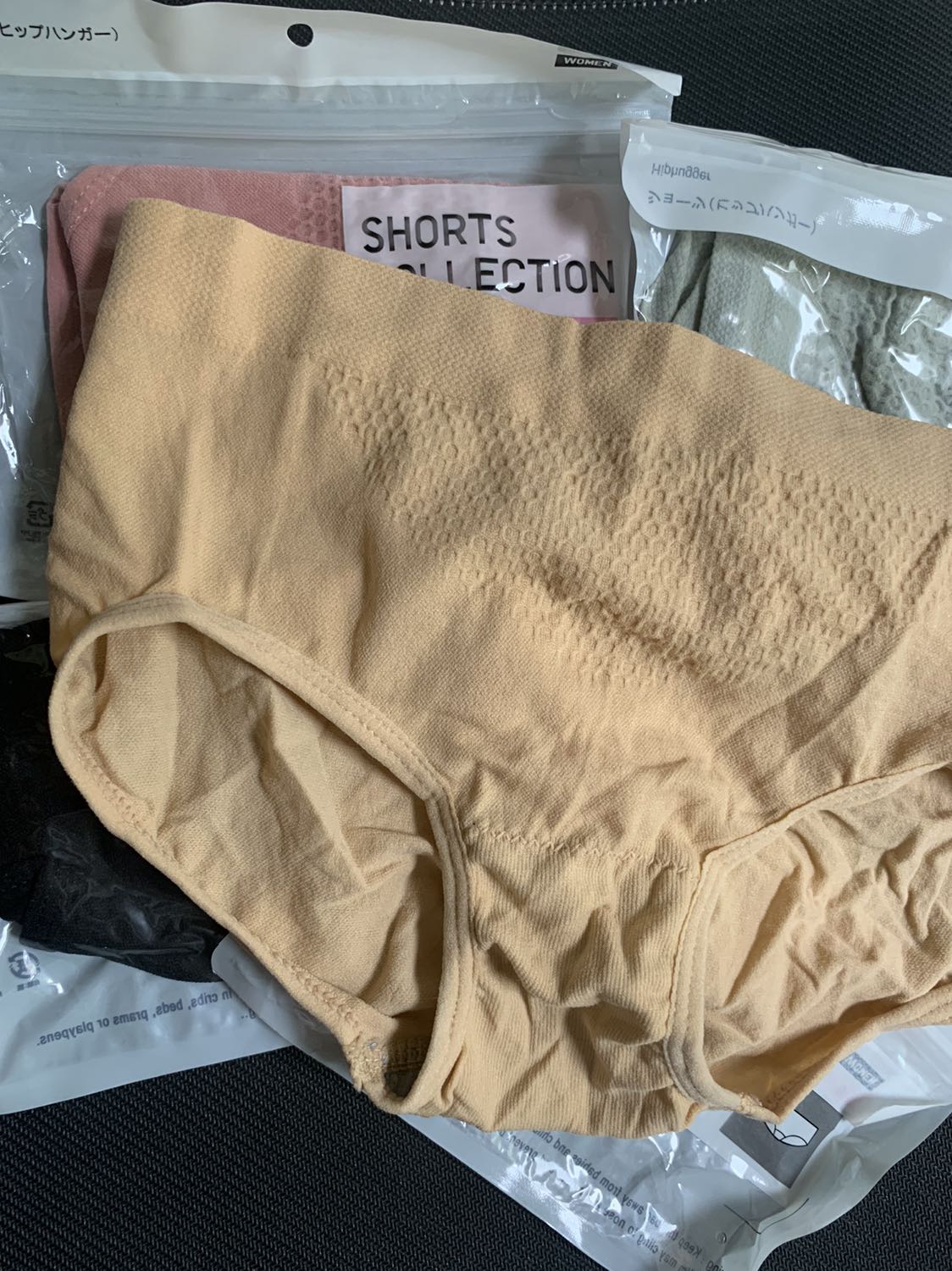 Đóng gói cẩn thận, giao siêu nhanh chưa tới 1 ngày
Đủ màu chắc mặc cả tuần
Vải ok, mỏng mềm