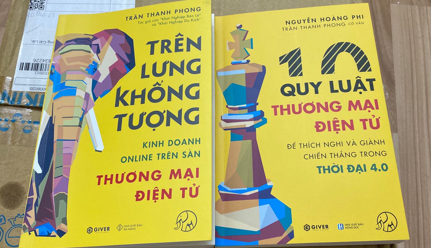 Mình đặt ngay khi anh Phong có bài post trên face, sách đến tay rất tốc độ. Khác với quyển đầu tiên cho độc giả những cái nhìn cơ bản nhất về TMĐT thì cuốn này phác hoạ theo lối kể chuyện 10 quy luật quan trọng trong bước chuyển từ thương mại truyền thống lên thương mại số, rất thích hợp để hoạch định chiến lược kinh doanh cốt lõi. Cảm ơn tác giả rất nhiều, chúc ê kíp của bộ sách giàu sức khoẻ.