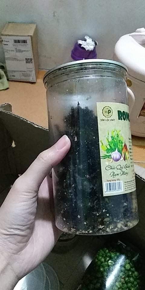 tiki giao hàng đúng hẹn.. mình đặt 2 hũ hạt điều, 2 đậu hà lan, 1 dong biển.. 1 lọ bị bung nắp.. mong shop kiểm tra hàng cẩn thận.. mình chưa ăn lên chưa đánh giá được. cho shop 4 sao