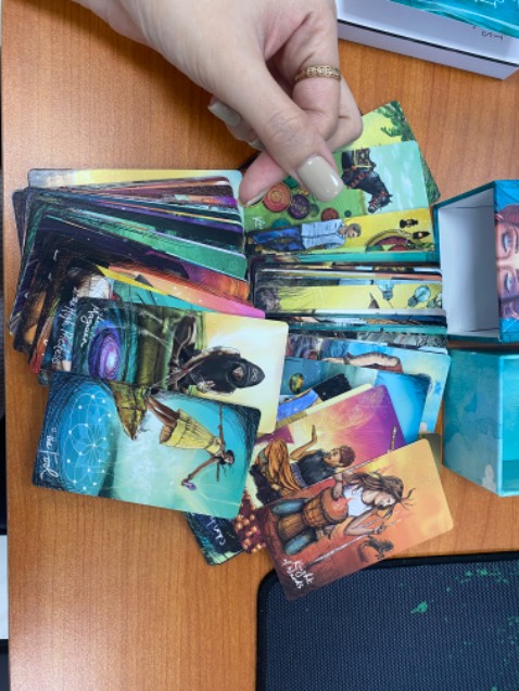 Bộ bài nhỏ xíu thấy cưng 😂, bất ngờ luôn, canh sale 50% chốt liền, màu đẹp, bài trơn mượt, dày, nhỏ gọn nên cũng dễ xào. Sách cũng nhỏ, hướng dẫn 2 khía cạnh của lá bài, hộp bài nhỏ cũng tiện bỏ túi xách, giao hàng nhanh hơn dự kiến