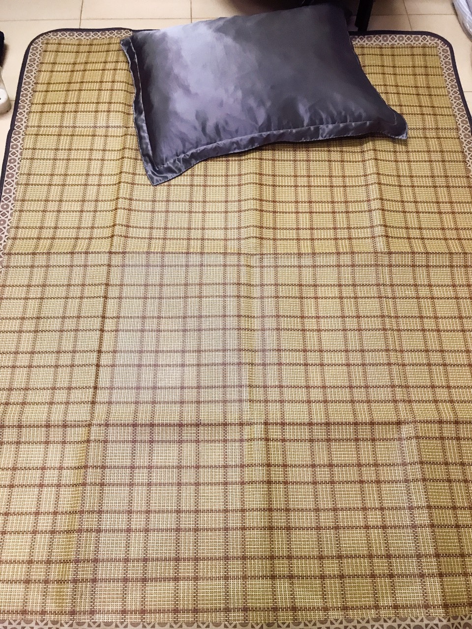 Rất hài lòng về sản phẩm nhận được. Chiếu đường may đẹp, nằm mát lưng, được tặng kèm túi thơm như quảng cáo của Shop Ánh Sao. Giá vậy hợp lý với sản phẩm. Mọi người nên mua. Click vô dòng thương hiệu A (Ánh Sao) cũng nhiều món đồ hay ho lắm. Mình mới mua thêm 1 cái gối lông vũ của Shop luôn đang chờ nhận hàng.