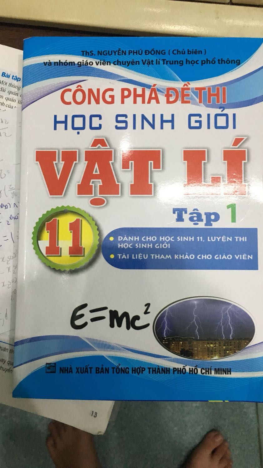 Sách đẹp mới nhưng bìa ngoài khá dơ. Giá cả mặc dù rẻ hơn thị trường nhưng so ra một cuốn sách khá đắt đó. Ship tất thời,