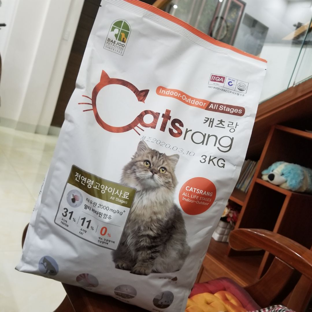 Mình mua túi 3kg, đã nhận được túi hàng còn nguyên vẹn. Chất lượng thì mèo mình chưa thử nên mình chưa biết. Mình có thắc mắc là trên bao bì túi có ghi sx제 조:10/3/2020 (hsd 18 tháng)(Trong đợt dịch vẫn vận chuyển hàng từ HQ qua VN bình thường à) còn ở bì nilon bọc túi thì ghi nsx: 10/12/2019, hsd: 10/6/2021. Có sự chênh lệch về ngày sx in trên bao bì và túi nilon bọc sản phẩm. Vậy đâu mới là ngày sx đúng? Mình mua túi 3kg, đã nhận được túi hàng còn nguyên vẹn. Chất lượng thì mèo mình chưa thử nên mình chưa biết. Mình có thắc mắc là trên bao bì túi có ghi sx제 조:10/3/2020 (hsd 18 tháng)(Trong đợt dịch vẫn vận chuyển hàng từ HQ qua VN bình thường à) còn ở bì nilon bọc túi thì ghi nsx: 10/12/2019, hsd: 10/6/2021. Có sự chênh lệch về ngày sx in trên bao bì và túi nilon bọc sản phẩm. Vậy đâu mới là ngày sx đúng?