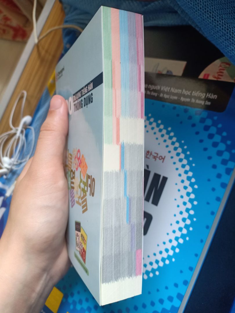 Về hình thức thì màu sắc của sách rất là xinh, nhìn vào rất có động lực học hành. Mỗi mục phụ âm được tô một màu nên việc tìm từ cũng rất nhanh. Về nội dung thì mỗi từ có kèm theo phiên âm và có ví dụ, trình bày gọn gàng. Việc đóng gói cũng được làm cẩn thận, giao hàng nhanh chóng.