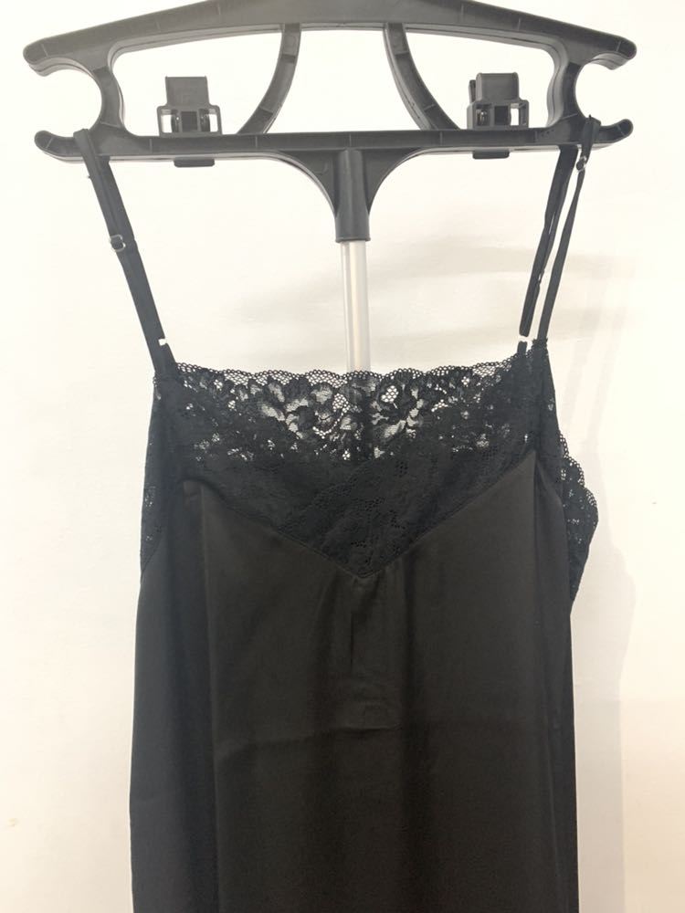 Mình lười đánh giá nhưng hay mua đồ shop này, Pijama và váy ngủ fai nói cực chất, mấy lần mua được giá Flash siêu hời luôn. Nay thấy shop ra mẫu mới chộp luôn 3 màu về cho 3 chị em mặc, ưng ý hết sức, form vừa vặn, vải mát, mịn, mặc ngủ thoải mái lắm