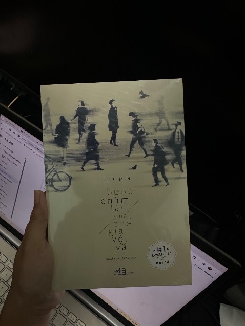 Cuốn sách này đến với mình khi mình vừa trải qua một cú sốc về chuyện tình cảm, mình đã bị phản bội lần 2 trong chặng đường đồng hành cùng người đó gần 3 năm, những dòng chữ trong cuốn sách này như là một liều thuốc an thần cho mình vậy. Giúp mình được thoải mái và buông bỏ nhiều nỗi buâng khuâng trong lòng.