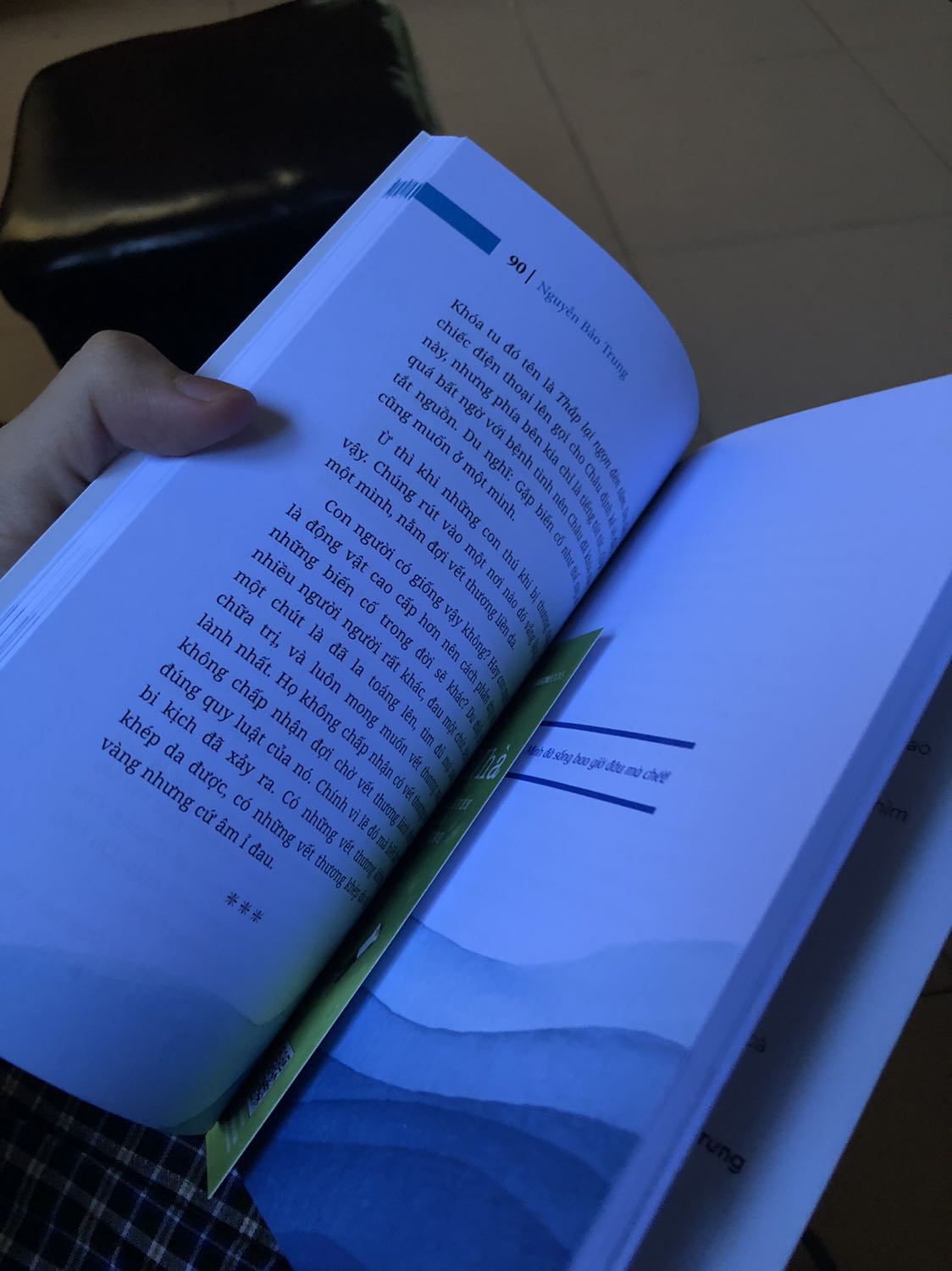 Đợt 6/6 ship hàng khá oke. Không bị dán đằng sau bìa sách, quá ưng. Còn nội dung sách thì mình chưa đọc, cái này thì mỗi ng tự cảm nhận :))) Tiki chỉ là trung gian bán th chứ không phải nhà sản xuất.