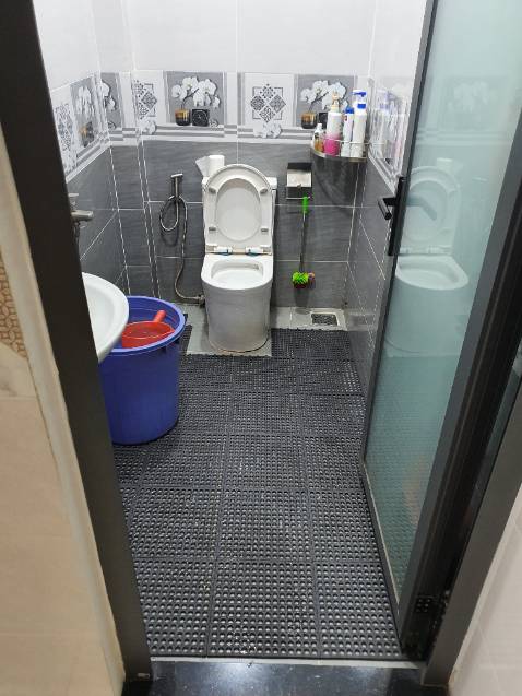 giao nhanh, lắp ráp dễ, tháo gỡ dễ, ko có mùi gì

trên hình là màu xám nhưng ở ngoài thì gần như là màu đen, nên nhìn hơi lạc quẻ với sàn nhà tắm 😂 lỗ to nên thoát nước tốt, khô nhanh

miếng nhựa dày dặn cứng cáp, nhưng nếu đứng lâu sẽ dễ bị hằn ở lòng bàn chân, nhất là người lớn tuổi