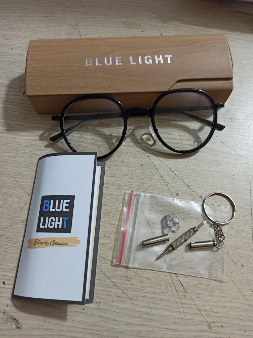 Giao hàng đúng hẹn.
Gọng kính kim loại đẹp và shop khá chu đáo tặng thêm miếng đệm và tua vít 2 đầu để tiện sửa chữa..
Sẽ ủng hộ shop nhiều