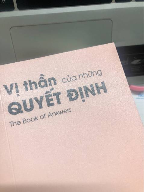 Đang mưa to ngồi buồn buồn thì hàng về, cả văn phòng xúm lại nhận thông điệp :))) ultr tưởng mua dìa giải tri mà ai ngờ thông điệp chuẩn trúng tim đen làm hết hồn luôn ấy. à nhìn hình tưởng bìa xinh xinh bt thôi mà hàng thật thì bìa sần sần lấp lánh nhìn sang xịn mà sờ thích lắm. nhớ đọc kỹ hướng dẫn và lưu ý nhé trog sách nhe các bạn. ai không chơi hệ tâm linh thì mua về giải trí cũng zuiii