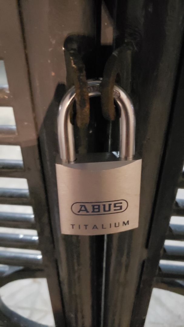 Ship rất nhanh, tiki ship là khỏi bàn nhất là tiki now. Ngoại quan luôn trong thùng carton chắc chắn. Mở là 1 đống xốp giảm chấn... Ko tiếc chi phí để đảm bảo sp nguyên vẹn khi đến tay khách hàng, tuyệt vời lắm. Sản phẩm vì nhà bán hàng nào lên đây được là good rồi.