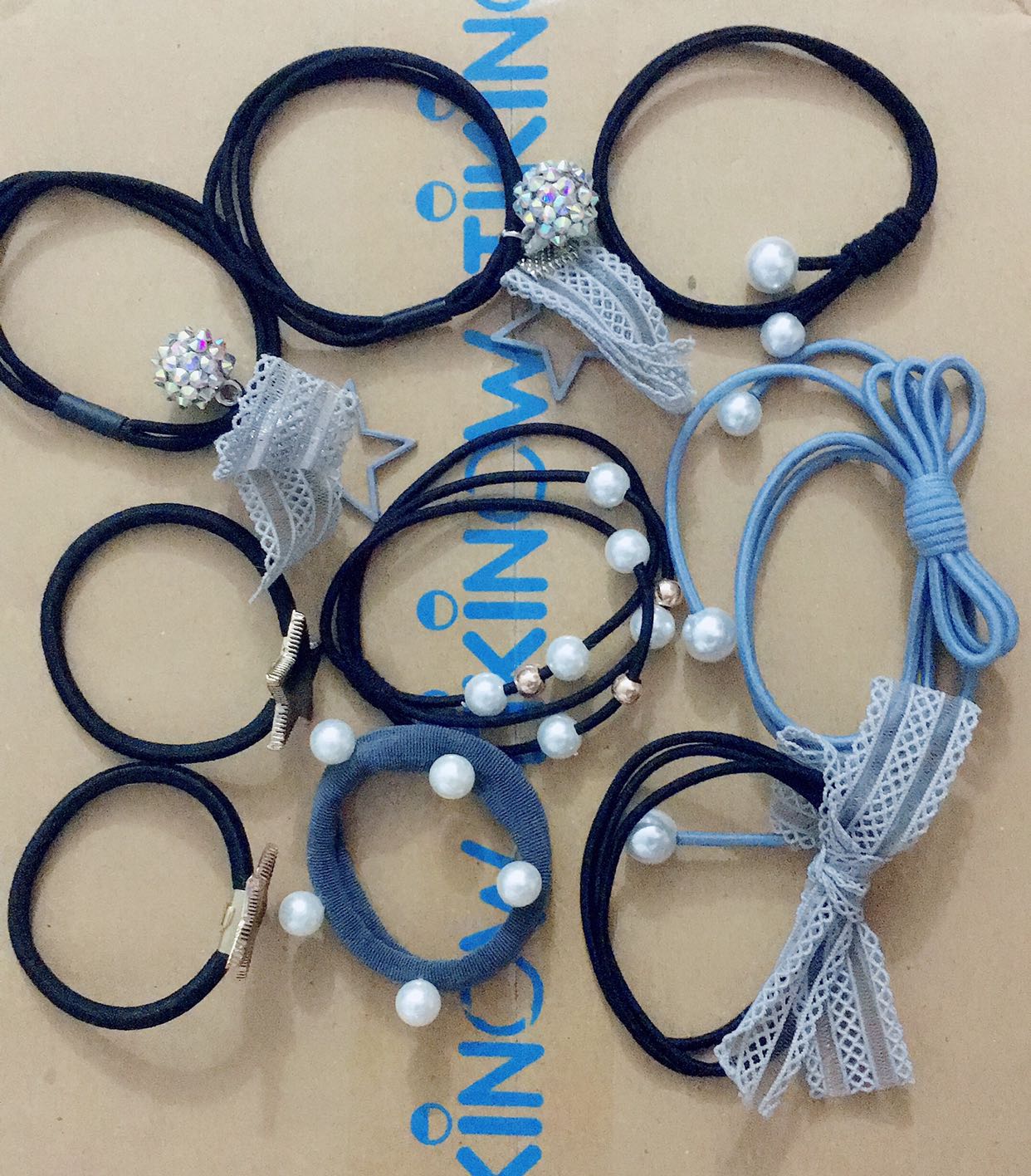 Nói chung dây buộc tóc cũng đẹp, đủ 9 dây cột nhưng shop kiểm ko đủ mẫu cho mình, có 2 mẫu bị trùng nhau. Mà hình như bị trùng mẫu ko thích lắm.