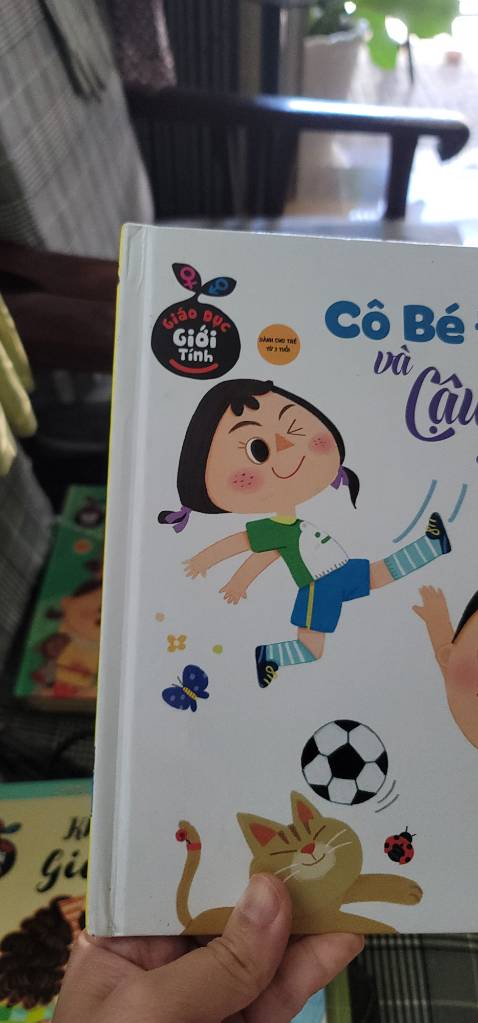 Sách nhìn hơi củ ko dc mới, cuốn nào cũng vậy. Hơi bùn