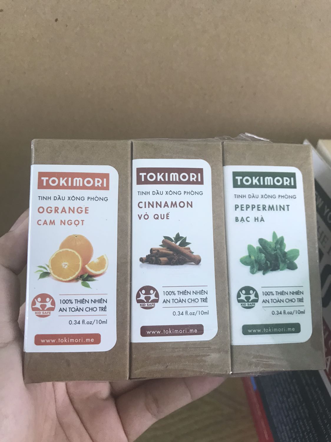 Trong 3 mùi này có mùi vỏ quế mình ít dùng vì ngửi chưa quen, nhưng khi mix chung vs nhau theo công thức mà shop gợi ý thì cảm giác rất tươi mới và dễ chịu, mùi cam ngọt nhẹ nhàng, bạc hà rất tươi mát, không nồng.